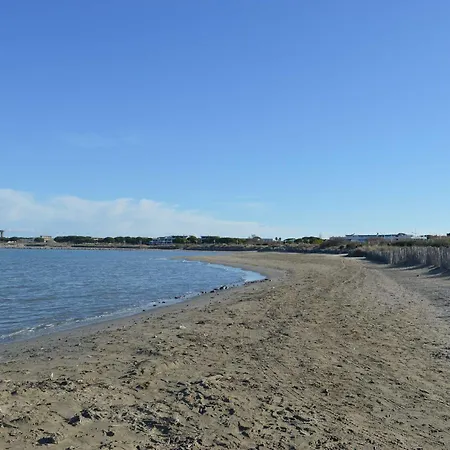 Studio Climatise Avec Terrasse Et Parking, Acces Direct Plage, Port Camargue - Fr-1-250-19 * Le Grau-du-Roi